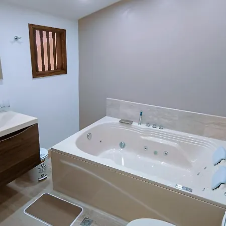 Beautiful 2 Bedroom Duplex In The Heart Of