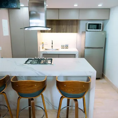 Beautiful 2 Bedroom Duplex In The Heart Of